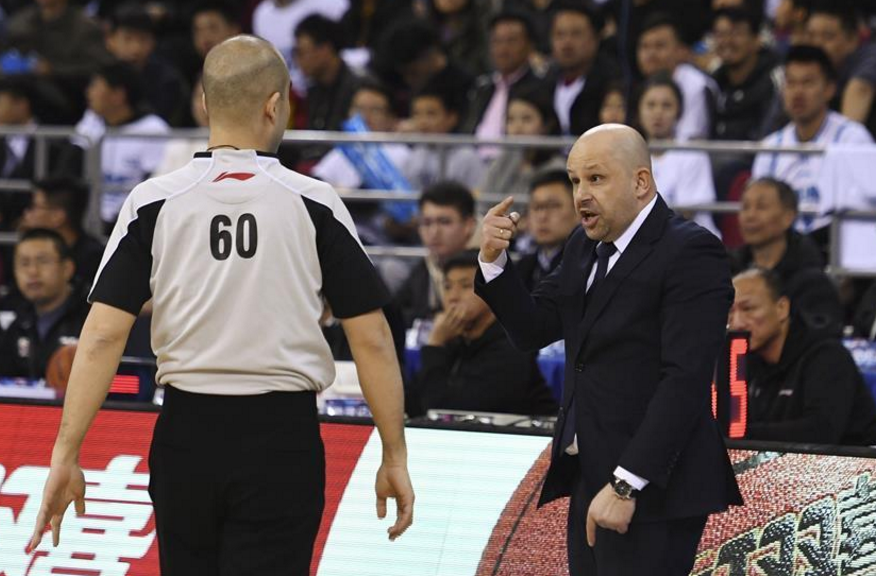 关键时刻紧张的篮球明星-爱游戏在线入口